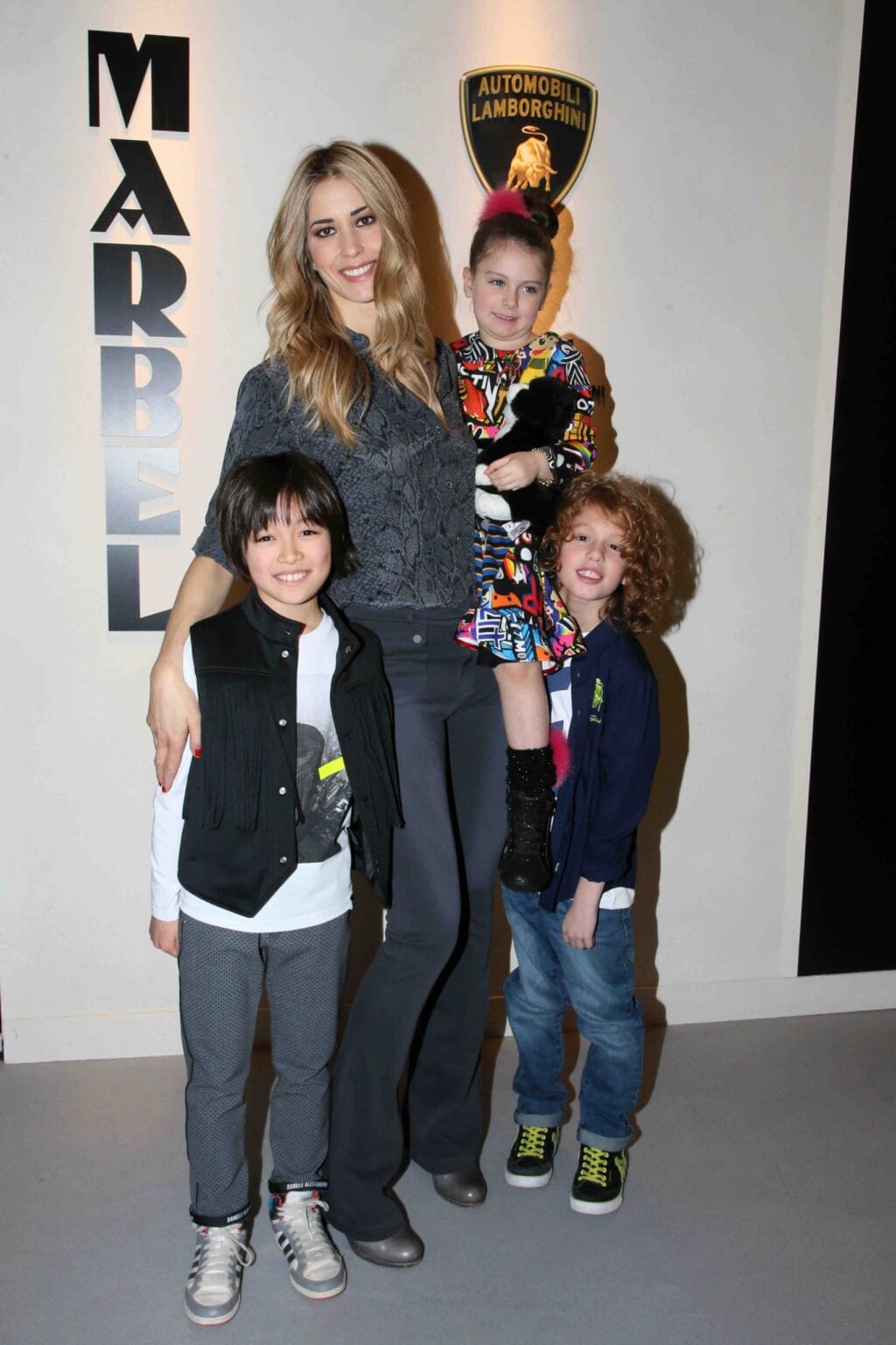 Elena-Santarelli-con-bambini-al-Pitti-Bimbo