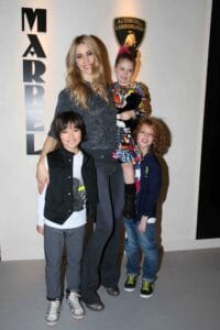 Elena-Santarelli-con-bambini-al-Pitti-Bimbo
