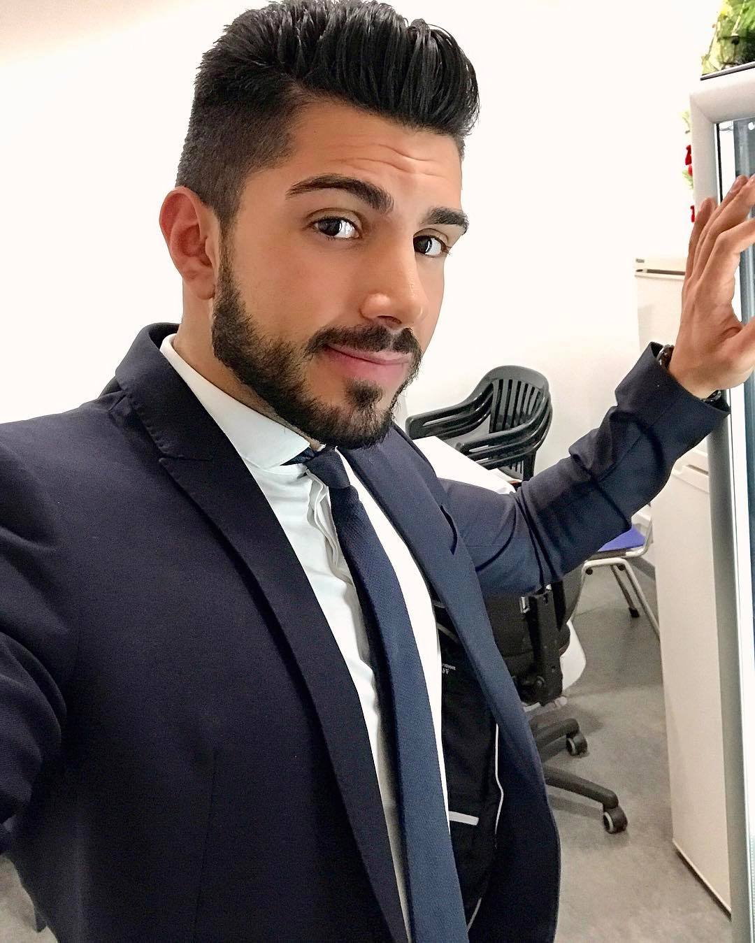 Emanuele-Maringola-in-abito-elegante