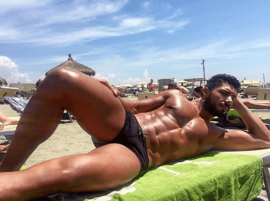 Emanuele-Maringola-in-costume-al-mare