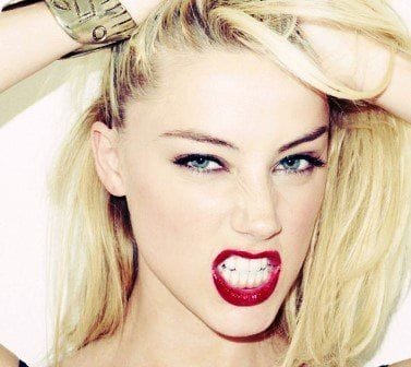 bionda-con-rossetto-rosso