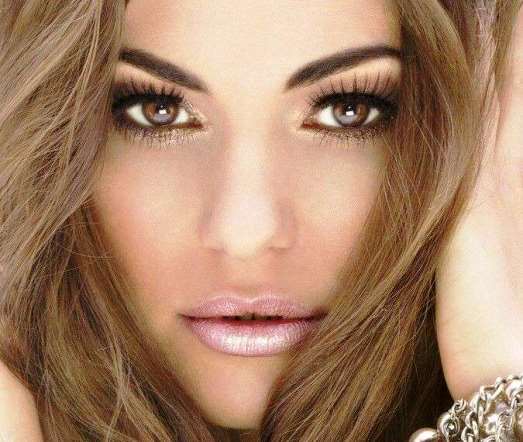 make-up-semplice-da-cerimonia-bronze-e-labbra-rosa