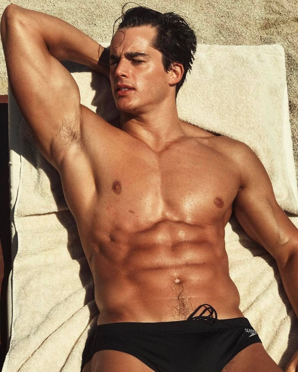 Pietro-Boselli-sfoggia-un-fisico-bestiale-su-Instagram