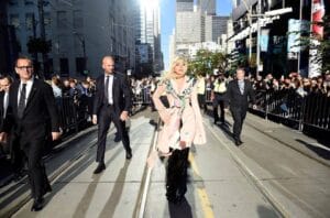 lady-gaga-malata-rinviato-il-tour-al-2018