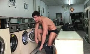 pietro-boselli-si-spoglia-e-resta-in-mutande-in-una-lavatrice-a-gettoni