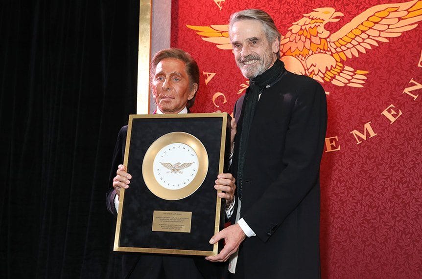 valentino-premiato-a-londra-primo-stilista-europeo