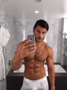 daniel-garofali-il-modello-australiano-si-spoglia-su-instagram