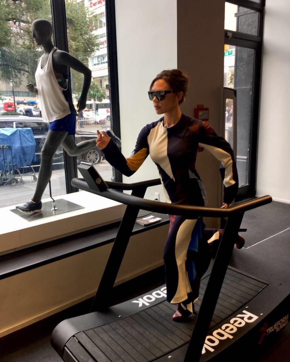 victoria-beckham-testimonial-reebok-in-tuta-e-tacchi-vertiginosi