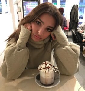 emily-ratajkowski-va-pazza-per-il-cacao-e-panna
