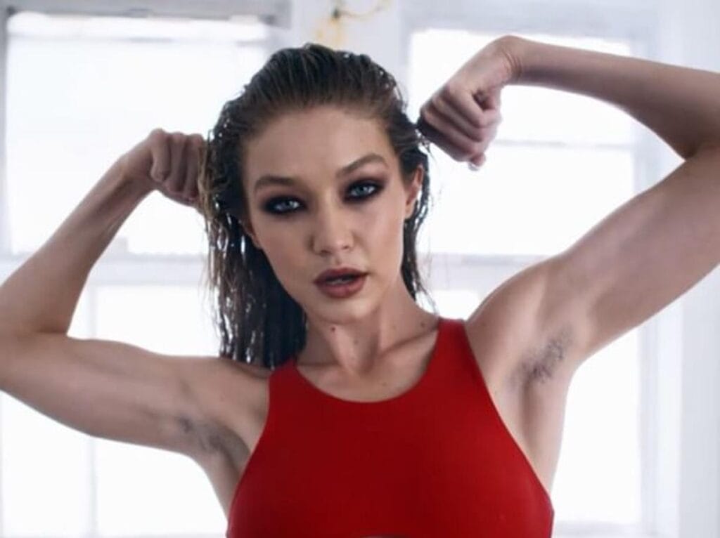 gigi-hadid-con-i-peli-sotto-le-ascelle-per-love-magazine