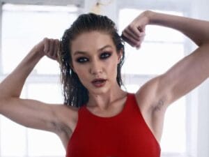 gigi-hadid-con-i-peli-sotto-le-ascelle-per-love-magazine