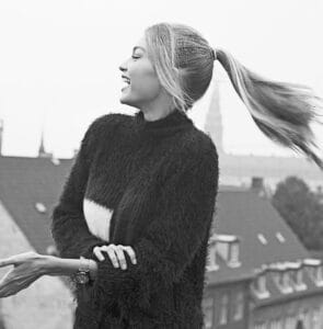 Gigi-Hadid-sfoggia-un-orologio-di-Tommy-Hilfiger