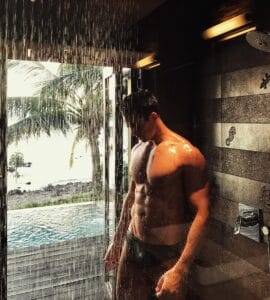 pietro-boselli-in-costume-sotto-la-doccia