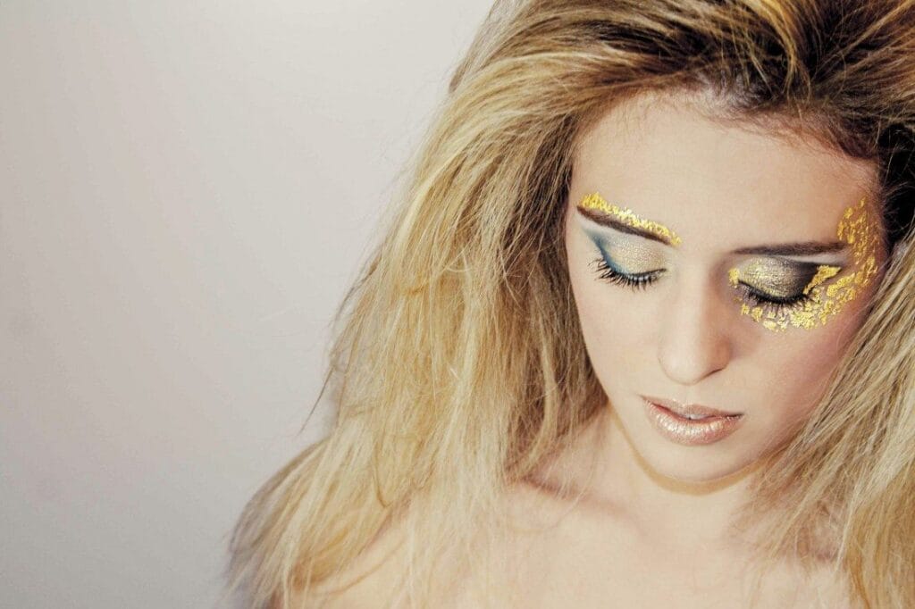 trucco-occhi-con-foglia-oro