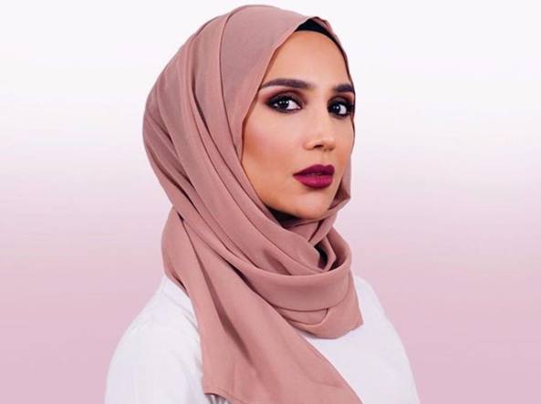 amena-khan-licenziata-da-l-oreal-per-i-tweet-vecchi-contro-israele