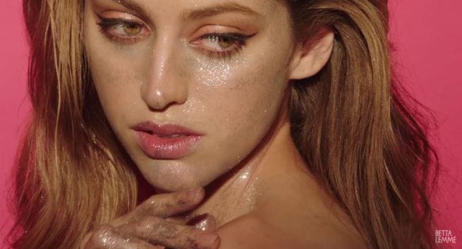 bambola-di-betta-lemme-testo-traduzione-e-video