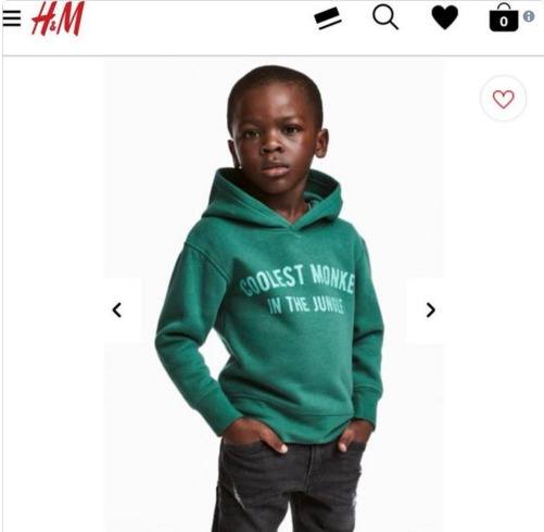 h-e-m-nella-bufera-baby-modello-indossa-felpa-razzista