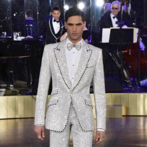 Fabio-Mancini-sfila-in-abito-completamente-ricoperto-di-swarovski-per-Dolce-e-Gabbana-a-New-York