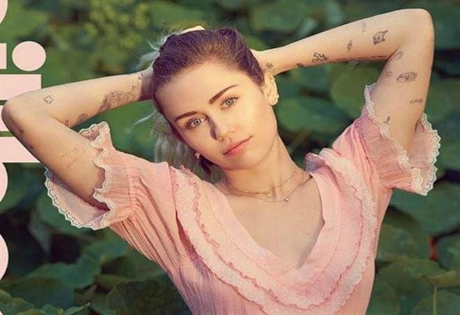 miley_cyrus_facebook_2017_thumb660x453