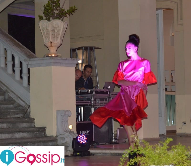 Modella-in-outfit-rosso