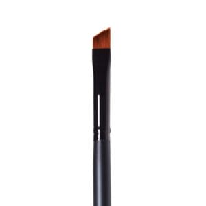 riga-eyeliner-con-un-pennello-angolato