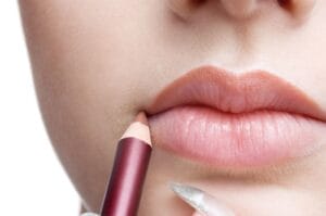 contorno-labbra-scuro-con-gloss-nude