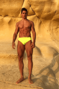 pietro-boselli-in-costume-giallo-fa-impazzire-la-rete