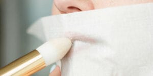 come-fissare-il-rossetto-con-la-cipria