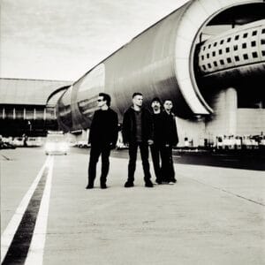 Gli-U2-apriranno-il-loro-tour-a-Berlino-esponendo-una-grande-bandiera-dell-Ue