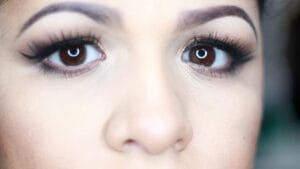 applicare-l-eyeliner-su-occhi-infossati
