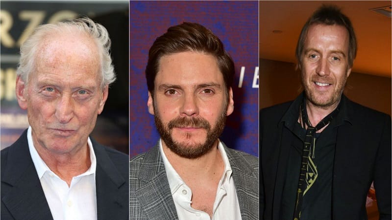Charles-Dance-Daniel Brühl-e-Rhys-Ifans