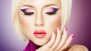 come-abbinare-il-make-up-agli-abiti-viola