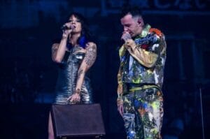 asia-argento-irrompe-durante-il-concerto-di-Salmo