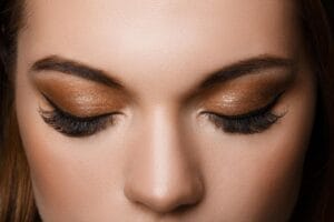 come-abbinare-il-make-up-all-abito-oro-o-argento