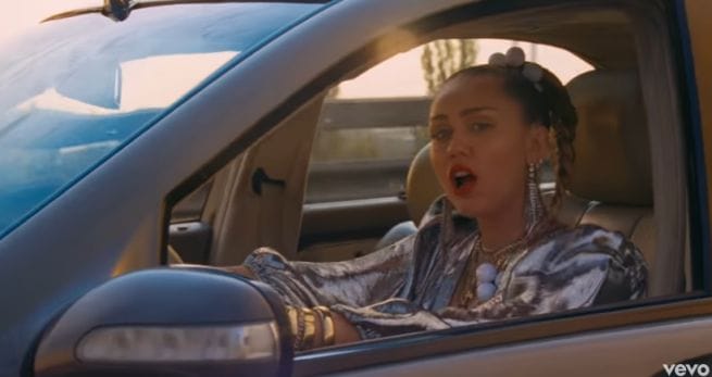 Nothing-Breaks-Like-a-Heart-di-Miley-Cyrus-e-Mark-Ronson