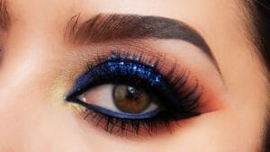trucco-azzurro-per-occhi-castani