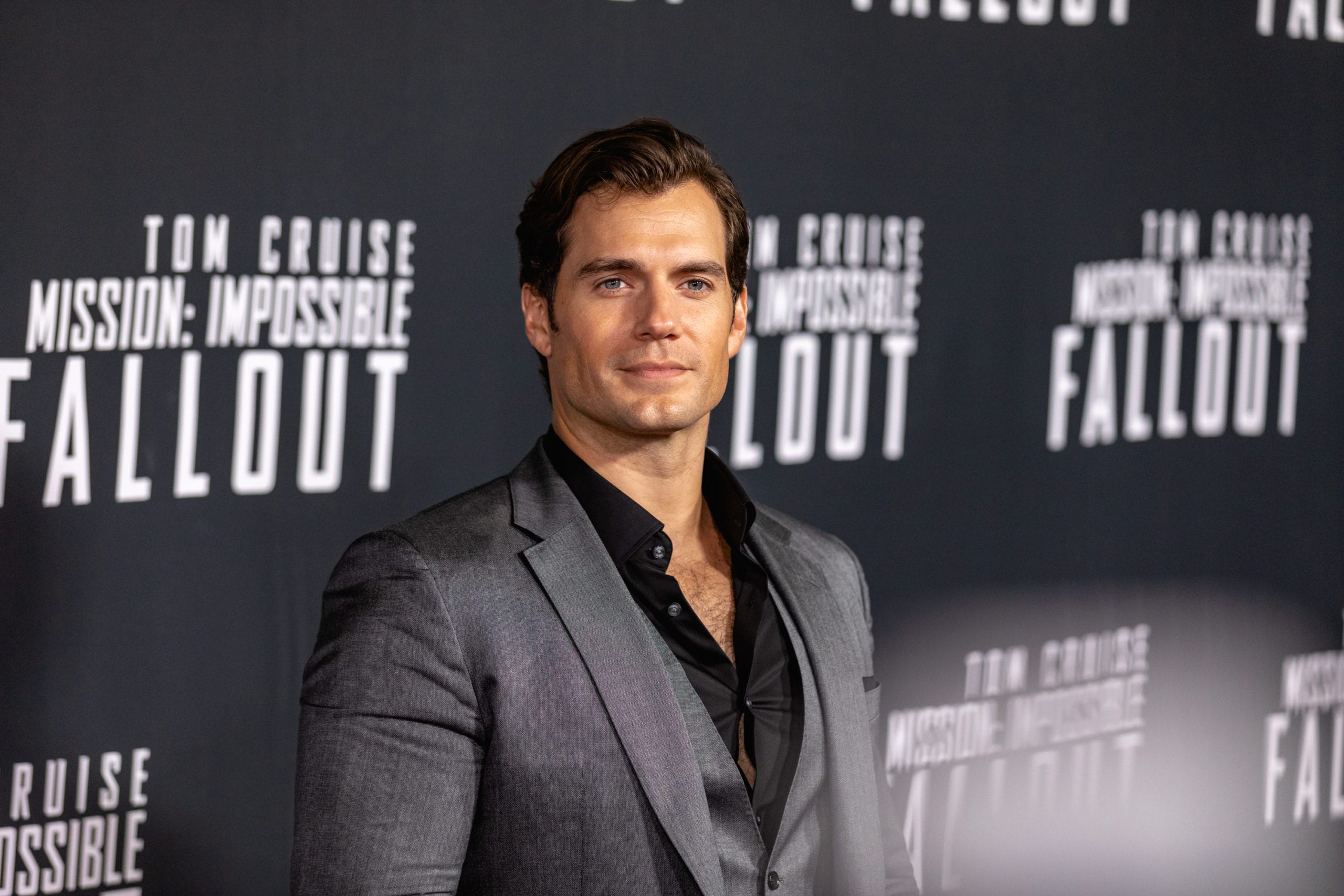 Enola Holmes: Henry Cavill interpreterà Sherlock Holmes