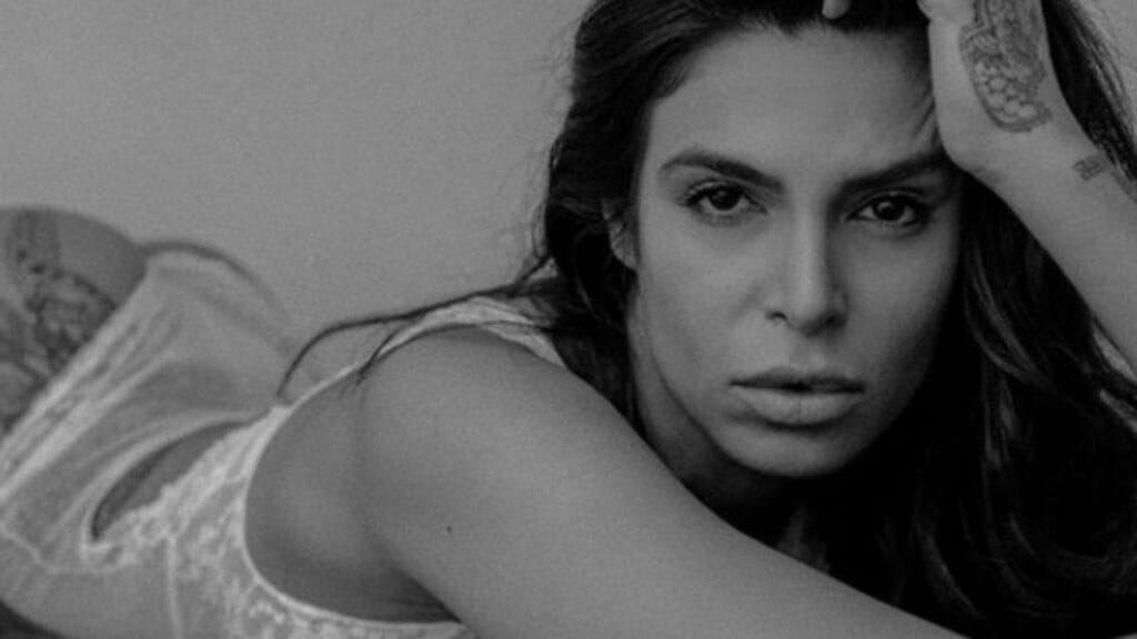 modella-iraniana-fugge-in-francia-dopo-scatti-hot