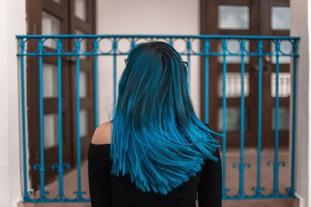 come-truccarsi-con-i-capelli-colorati