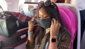 naomi-campbell-con-la-mascherina-in-aereo