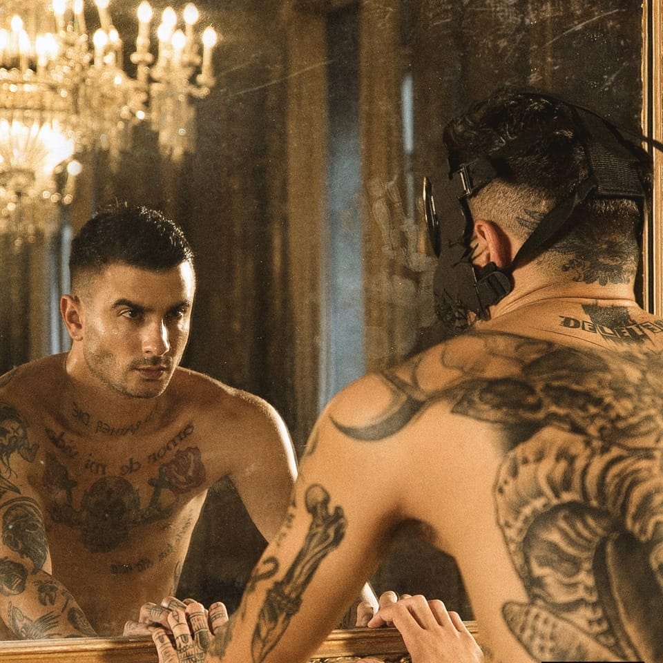 tutti-con-me-di-junior-cally-testo-e-video