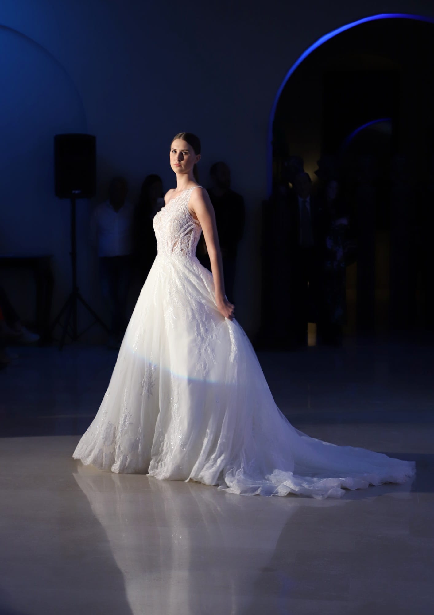 Modella-in-abito-da-sposa-al-Bridal-Fashion