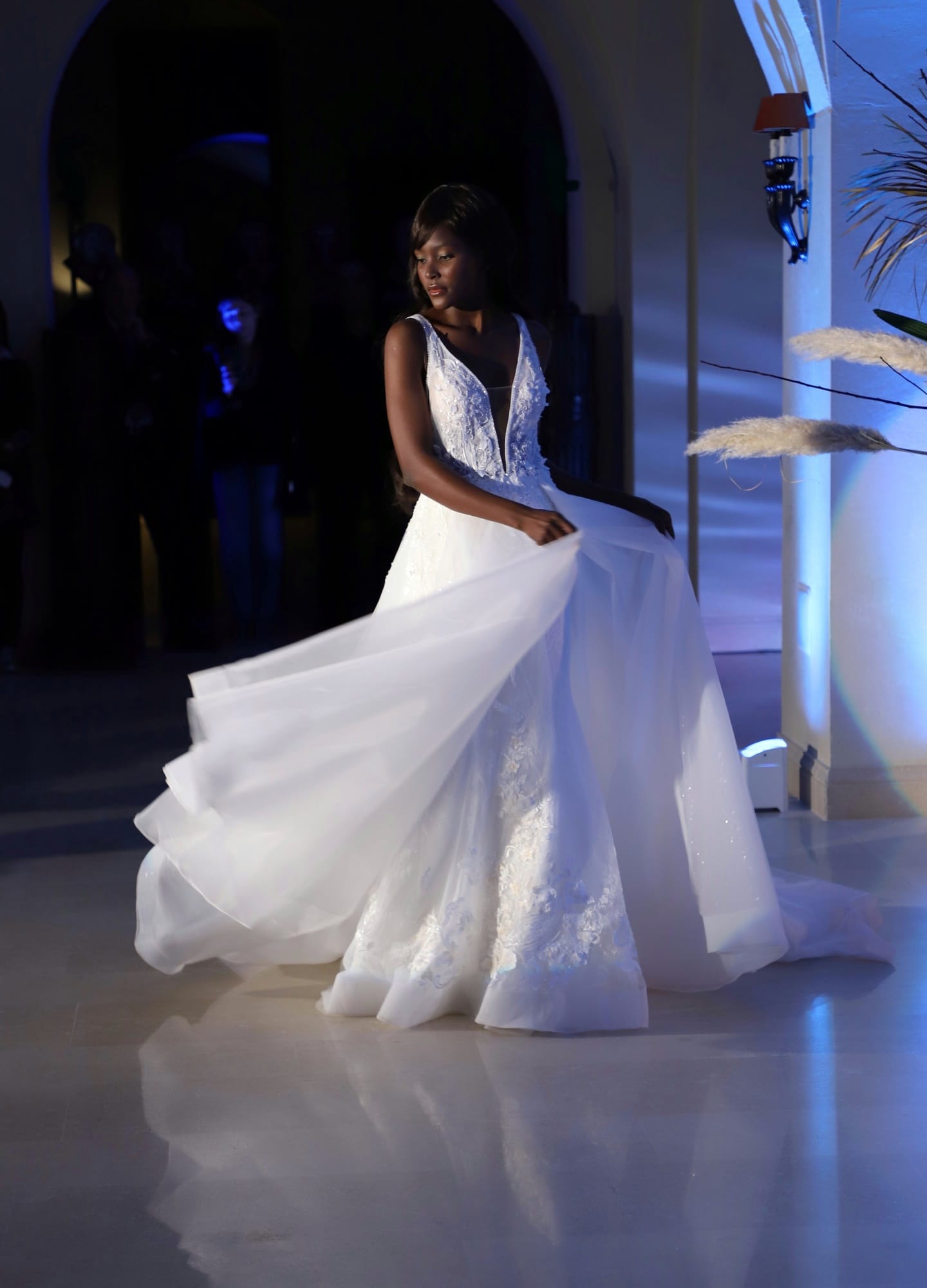 Modella-sfoggia-abito-da-sposa