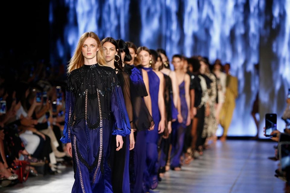Alberta-Ferretti-la-collezione-Resort-omaggia-Federico-Fellini
