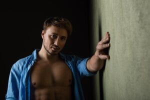 Chando-Erik-Luna-con-la-camicia-sbottonata