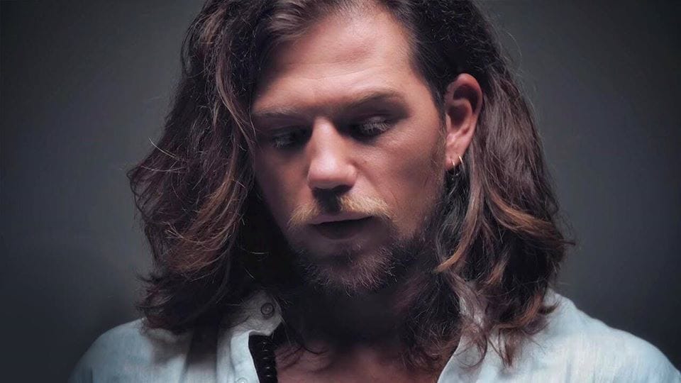 Baciami adesso di Enrico Nigiotti testo e video ufficiale