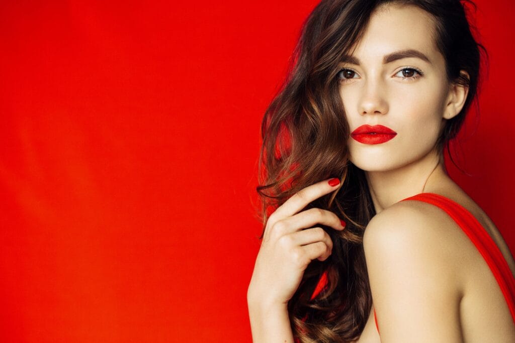abbinare-il-rossetto-rosso-al-make-up-occhi