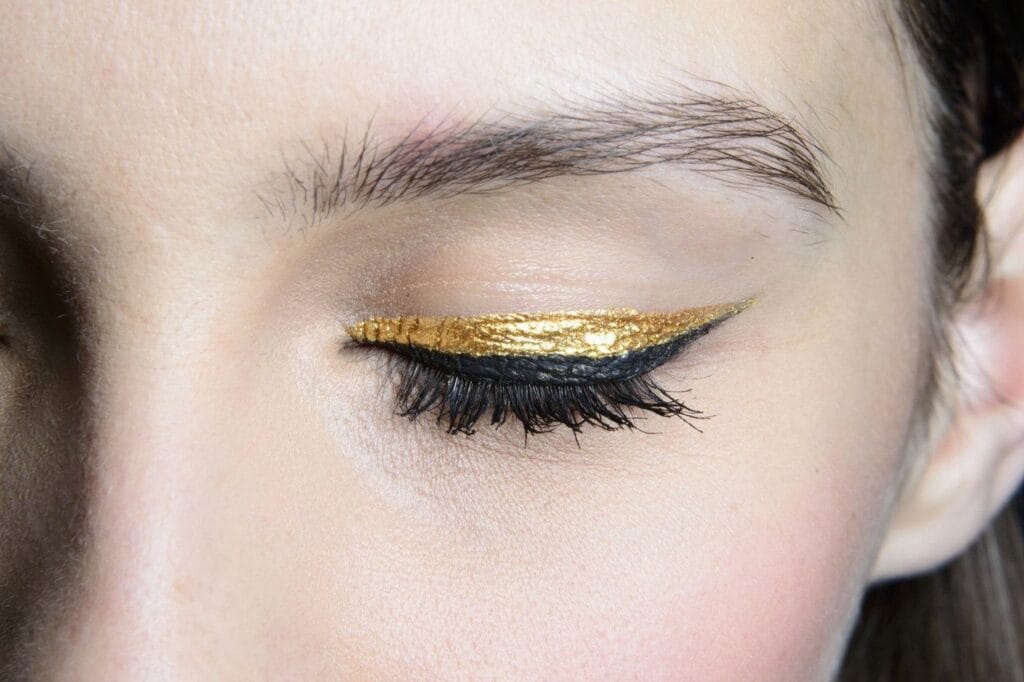 realizzare-un-make-up-occhi-luminoso