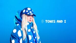 Never seen the rain di tones and i testo traduzione video