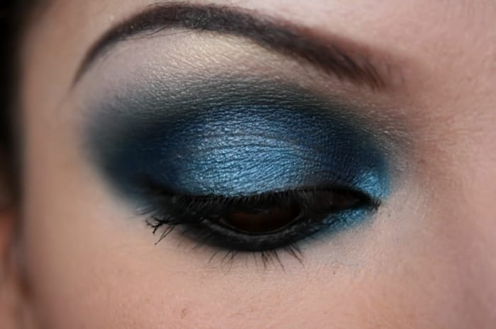 come-realizzare-uno-smokey-eyes-blu